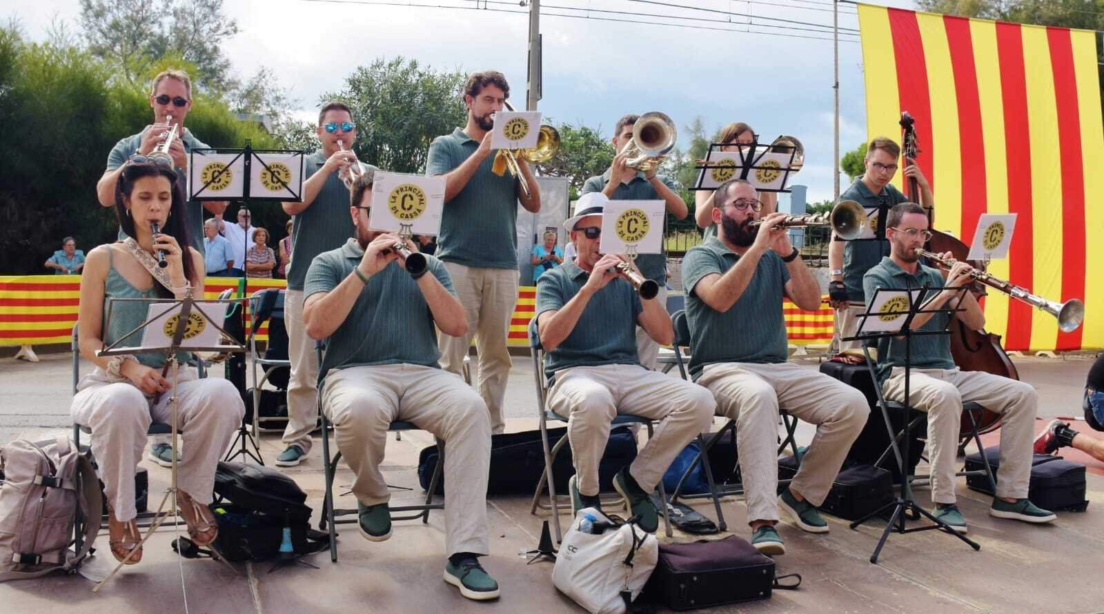 La Principal de Cassà tocant per la Diada